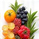 Buah-buahan dan sayur-sayuran segar yang penuh warna di atas meja kayu, menunjukkan hubungan usus-kulit.