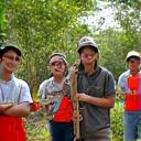 Sukarelawan menanam pokok di kawasan hutan semula jadi
